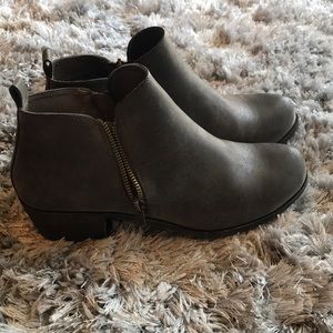 Jessica Cline Brown Ankle Boots / Booties • Size 9